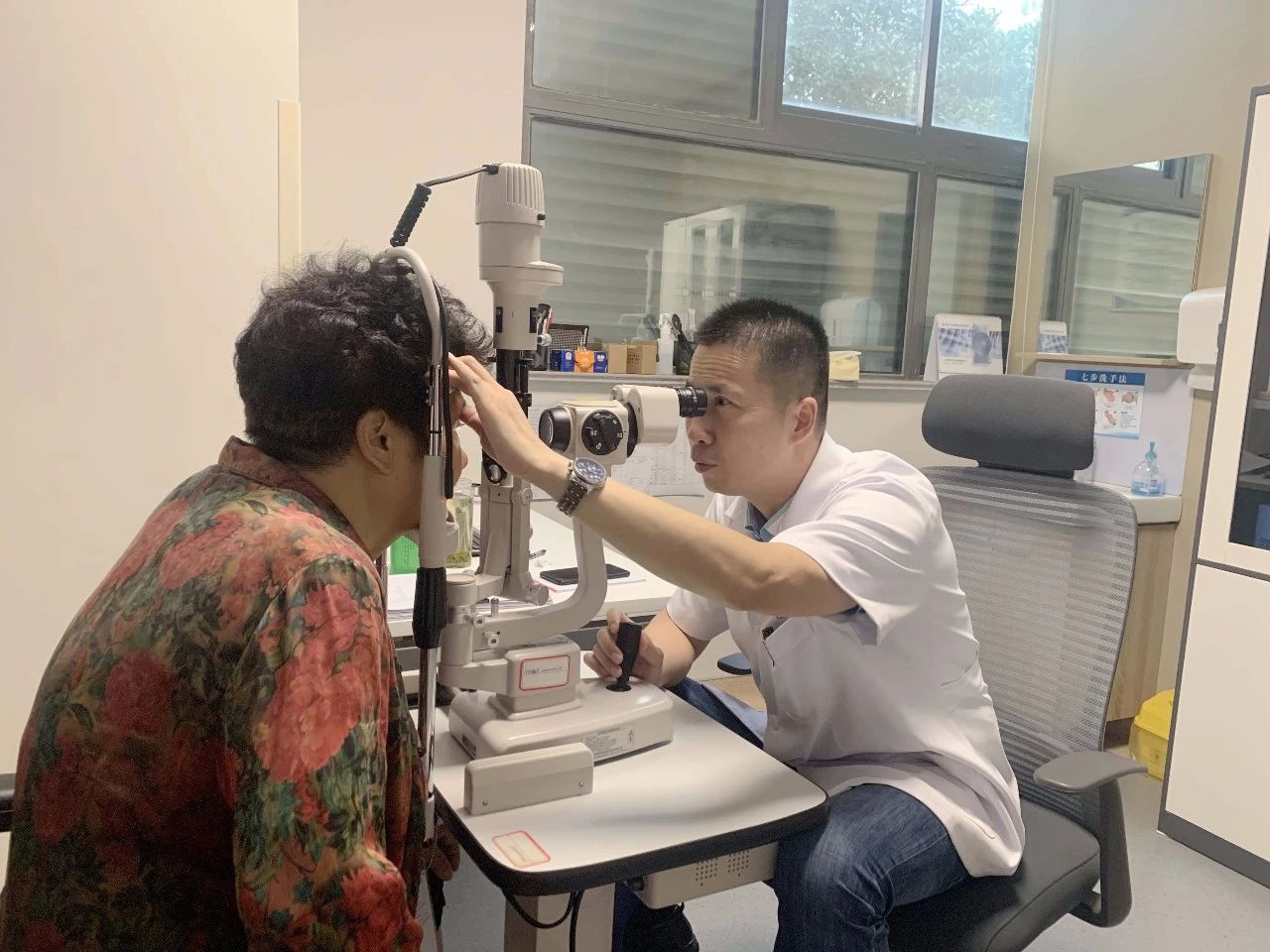 鹽商人物第1期|專(zhuān)訪鹽城朝聚眼科院長(zhǎng)胡恩海：醫(yī)者仁心